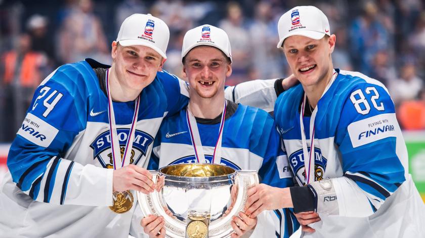 Финны сломали кубок после победы на ЧМ по хоккею