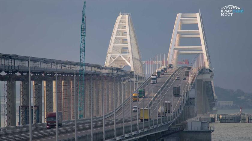 Троллейбусы поехали: на Крымском мосту заметили странное