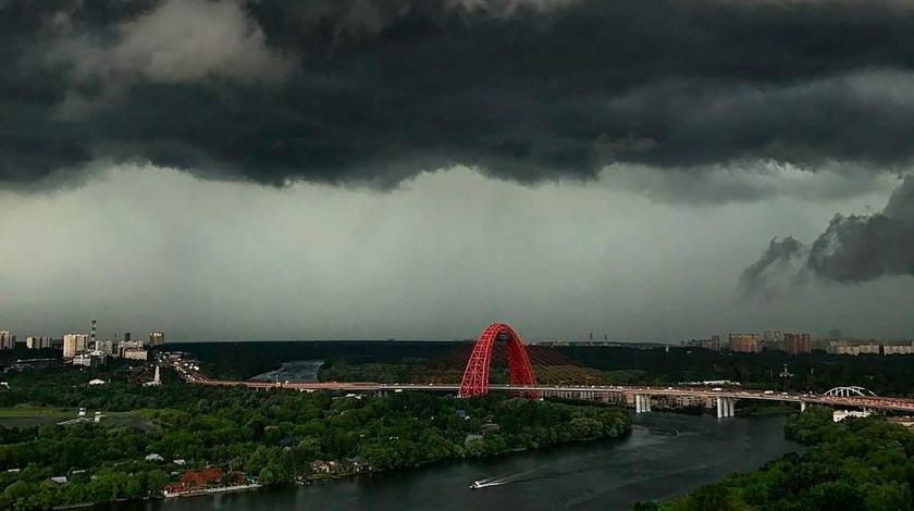 Машины плывут: на Москву обрушился сильнейший ливень 