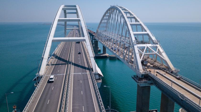 Крымский мост разносят на части