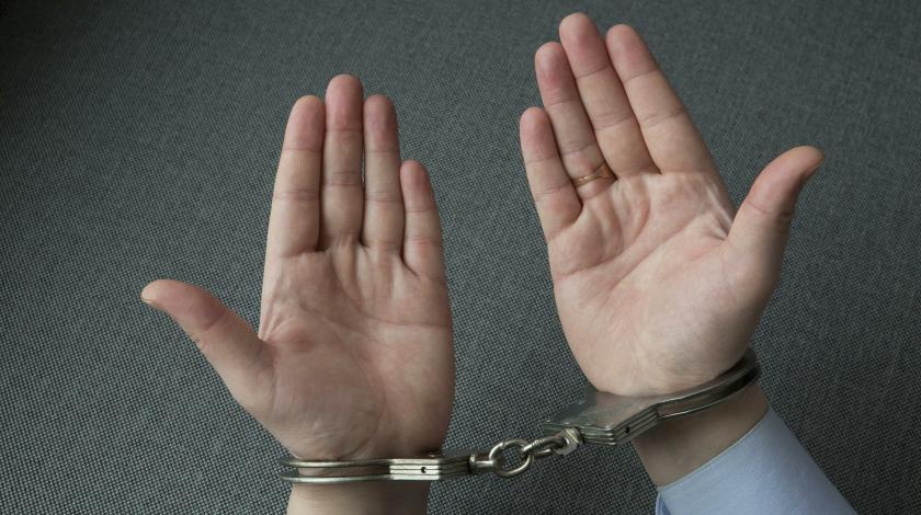 Под дулом пистолета: главу офиса Зеленского заковали в наручники Под дулом пистолета: главу офиса Зеленского заковали в наручники