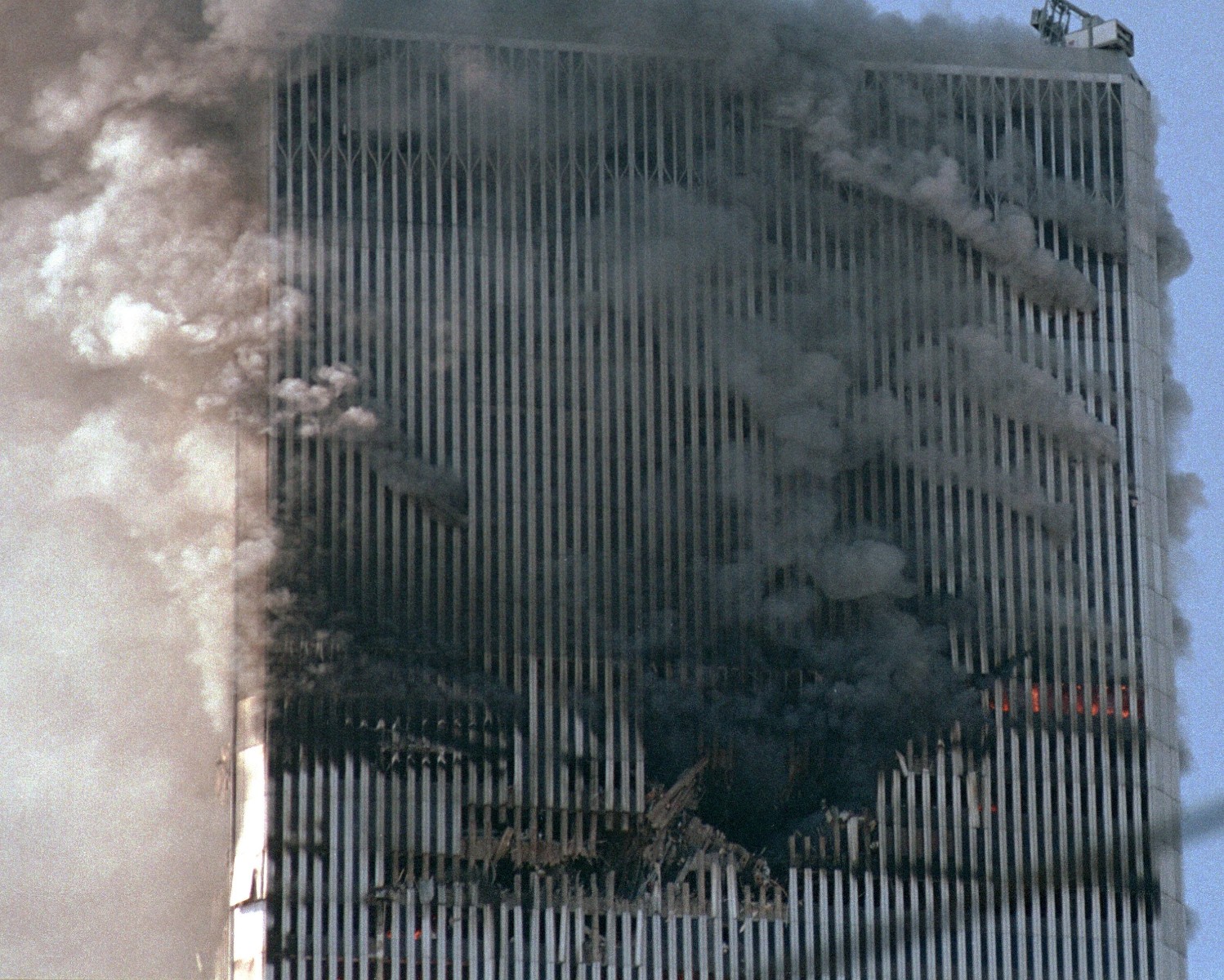 Маск 11 сентября. Башни-Близнецы 11 сентября 2001. 11 Сентября 2001 первый самолет. Обрушение башен близнецов 11 сентября. Боинг 777 и башни Близнецы.