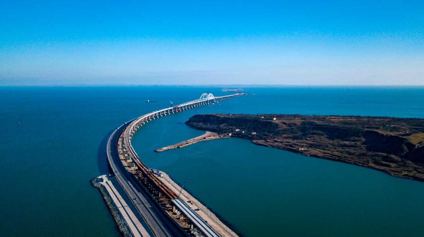 Туристы используют Крымский мост в обход запретов