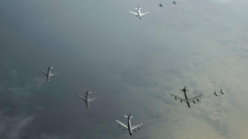 Бомбардировщик B-52H полетал рядом с Курилами