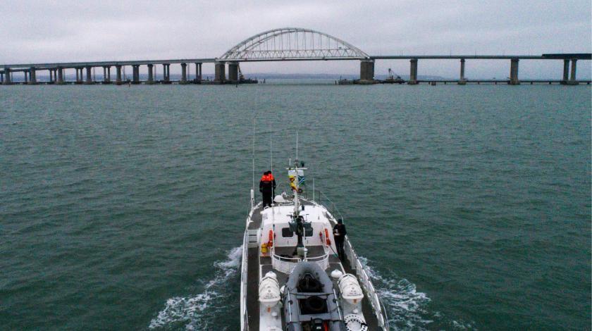 Военные корабли Украины прошли под Крымским мостом