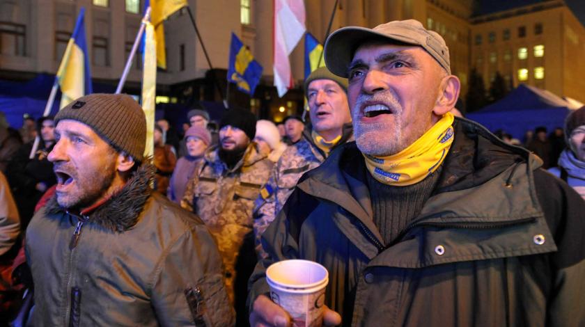Украинских полицейских избили дрынами у стен Рады