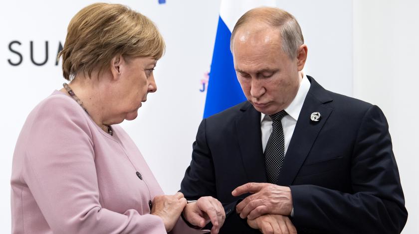 Меркель приехала к Путину за помощью Меркель приехала к Путину за помощью