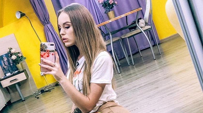 Звезда "Дома-2" в трусах-веревочках задрала ногу Звезда "Дома-2" в трусах-веревочках задрала ногу