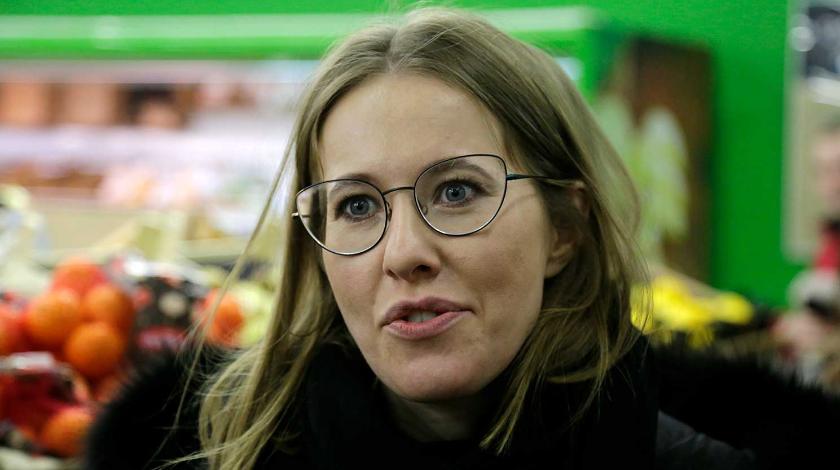Собчак в лифчике засекли на улице Собчак в лифчике засекли на улице