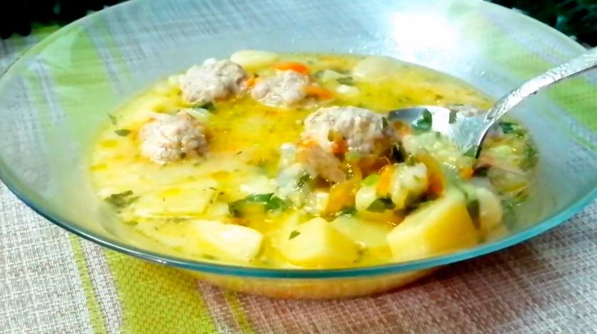 Идеально для обеда: рецепт сливочного супа с фрикадельками