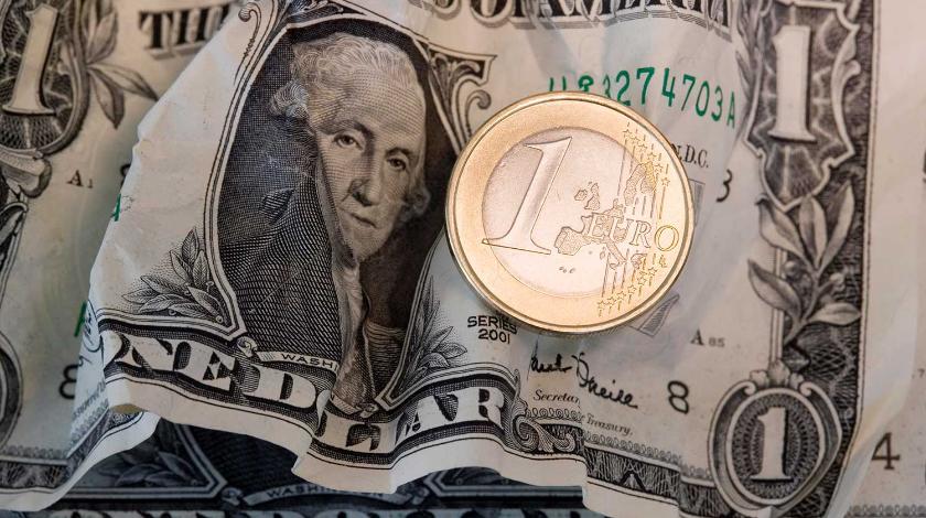 "Рубль обрушил валюту": доллар и евро падают