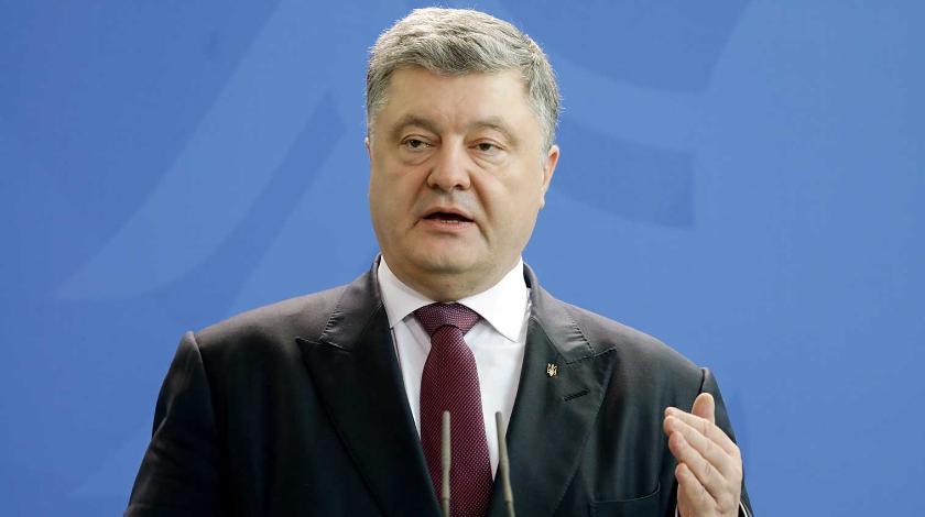 Порошенко на допрос привезли золотой унитаз
