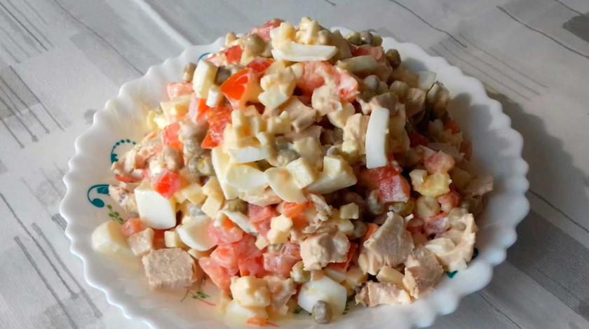 Для семейного ужина: простой рецепт салата с курицей и сыром Для семейного ужина: простой рецепт салата с курицей и сыром