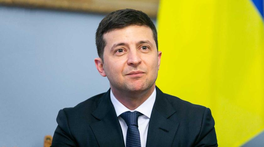 Зеленского тайно подкармливают колбасой и конфетами