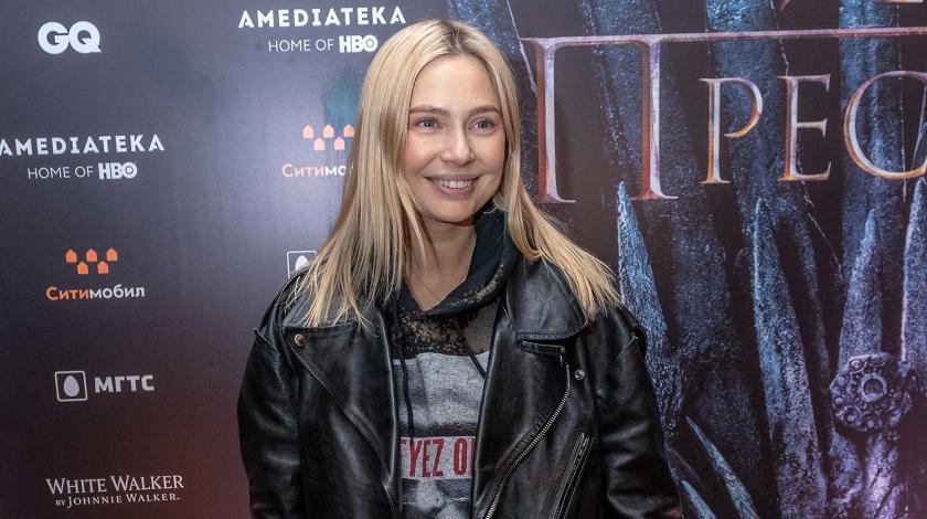 Известная актриса прижалась обнаженной грудью к стеклу Известная актриса прижалась обнаженной грудью к стеклу