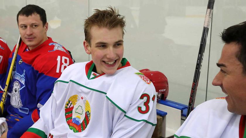 Николай Лукашенко стал звездой хоккейного матча в Сочи