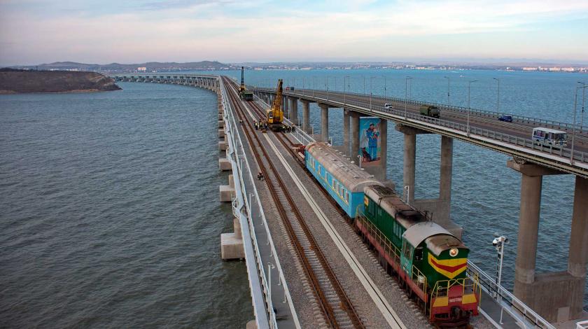 Поезда по Крымскому мосту привезут на полуостров дешевый бензин Поезда по Крымскому мосту привезут на полуостров дешевый бензин