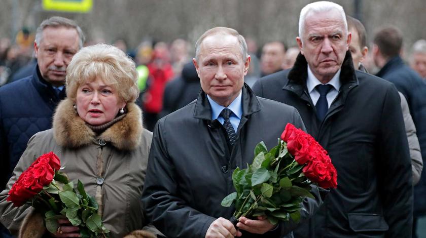 Путин присел на одно колено у могилы Собчака Путин присел на одно колено у могилы Собчака