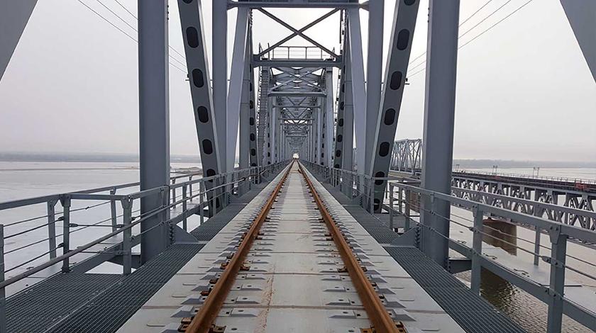 Скоро помчатся поезда: ГК СК Мост Руслана Байсарова уложила временные рельсы на новом мосту через Дон