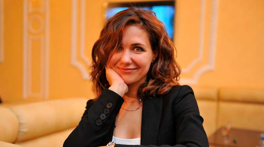 Климова сняла кофту и показала грудь на сцене Климова сняла кофту и показала грудь на сцене