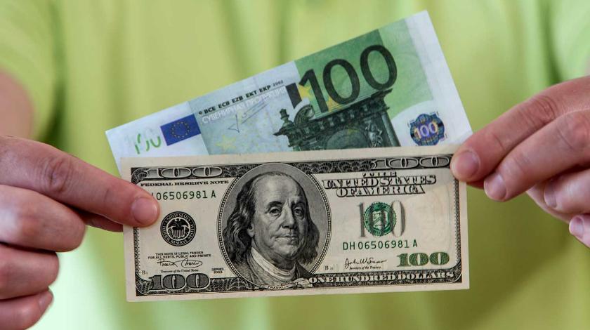 Курс евро на опустился ниже 81 рубля