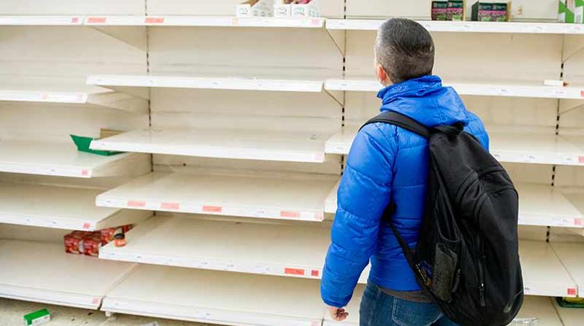 Апокалипсис: покупатели в противогазах и масках из газет опустошают супермаркеты Апокалипсис: покупатели в противогазах и масках из газет опустошают супермаркеты