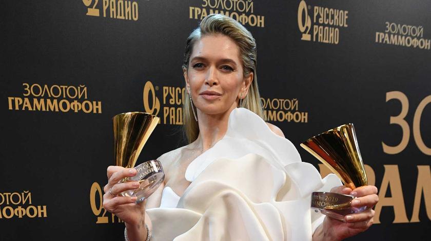 Брежнева устроила зарядку в юбке с разрезом Брежнева устроила зарядку в юбке с разрезом