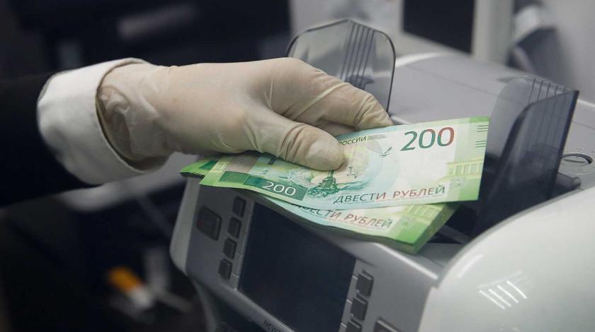Паникующие россияне забирают деньги из банков