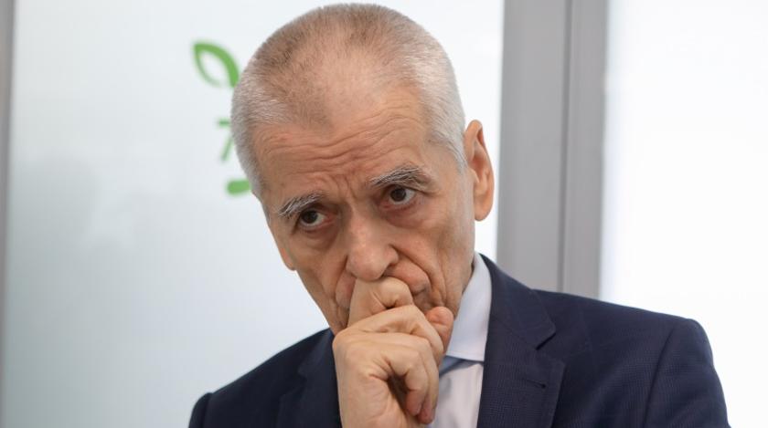 Врач оценил возможность чипировать россиян через вакцину от коронавируса
