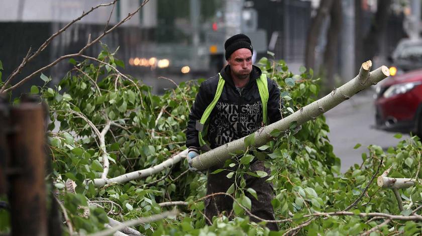 Есть жертвы: мощный ураган в Свердловской области валит строительные краны