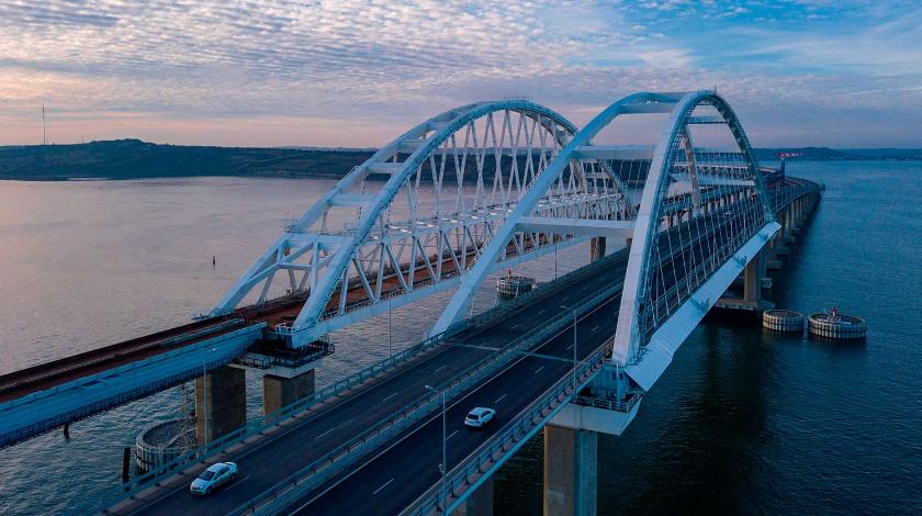 Видео: на Крымском мосту обнаружили человека на самокате