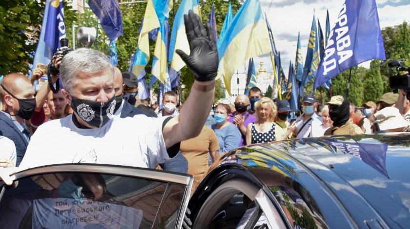 Порошенко позвал народ на митинг против "капитуляции" и укатил в Турцию