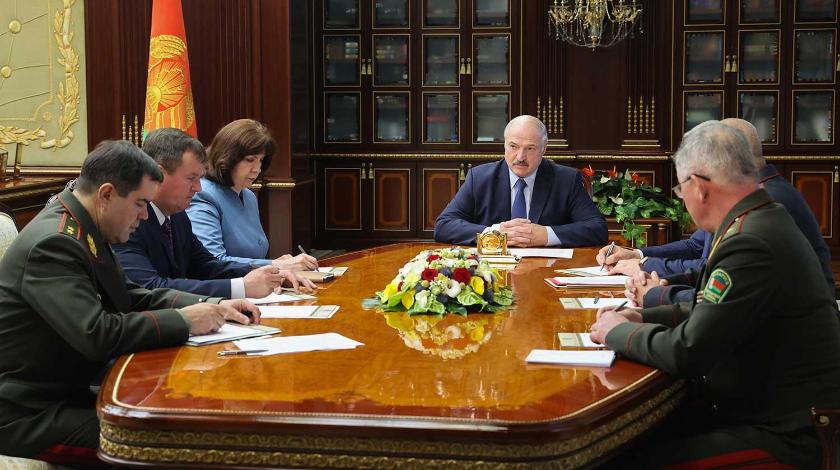 На руке Лукашенко во время экстренного совещания углядели катетер