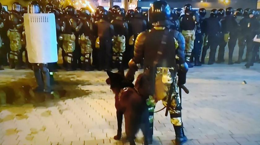 Массовые протесты в Белоруссии продолжаются: спецназовцы пристыдили силовиков