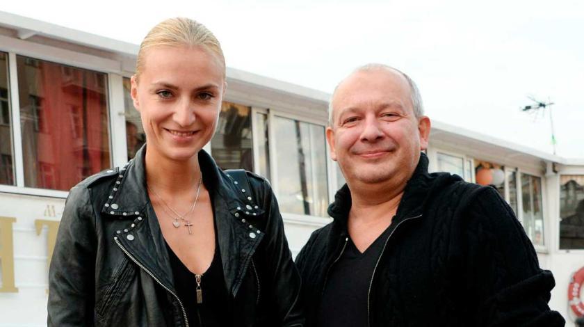 Скандал продолжается: вдове Марьянова пригрозили публикацией личных фото с другом мужа