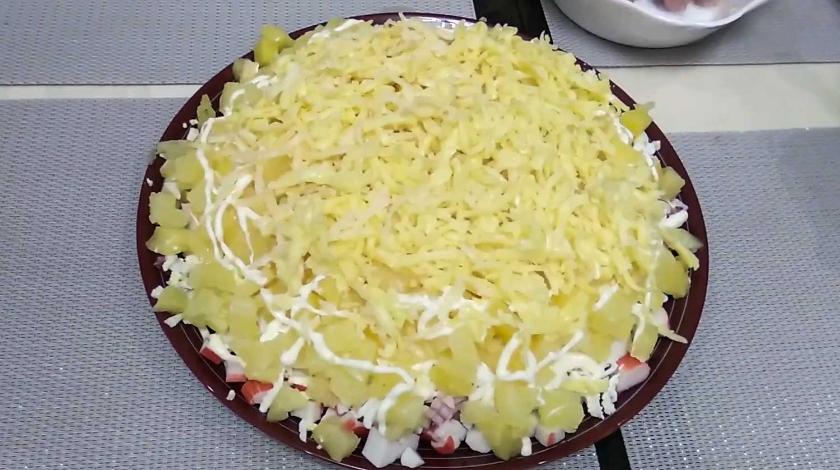 Видео к рецепту «Салат с крабовыми палочками и ананасом»