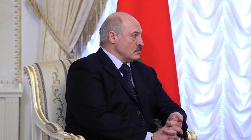 Врач поставил диагноз шатающемуся Лукашенко