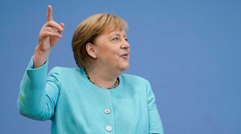 Меркель заклевали волнистые попугаи - фото