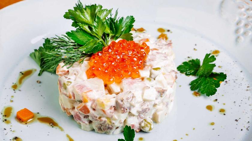 Салат из кальмаров на Новый год-2022 с красивой подачей: пошаговый рецепт