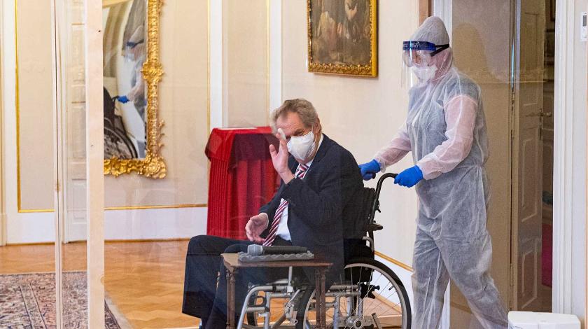 Тяжелобольного президента Чехии поместили в стеклянный куб - видео