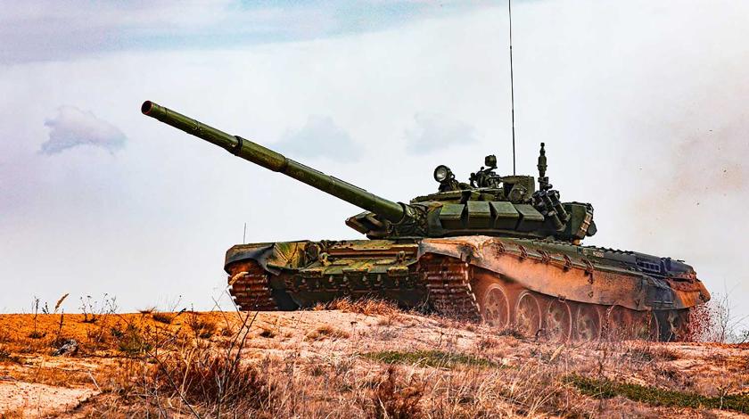 Два армянских солдата забросали гранатами азербайджанские Т-72АВ - видео