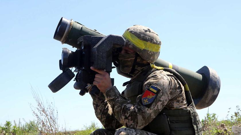 Украинский военный промахнулся на стрельбе по танку из Javelin - видео