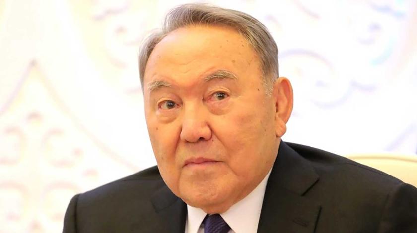 "Скрываться в дни кризиса странно": политолог похоронил Назарбаева