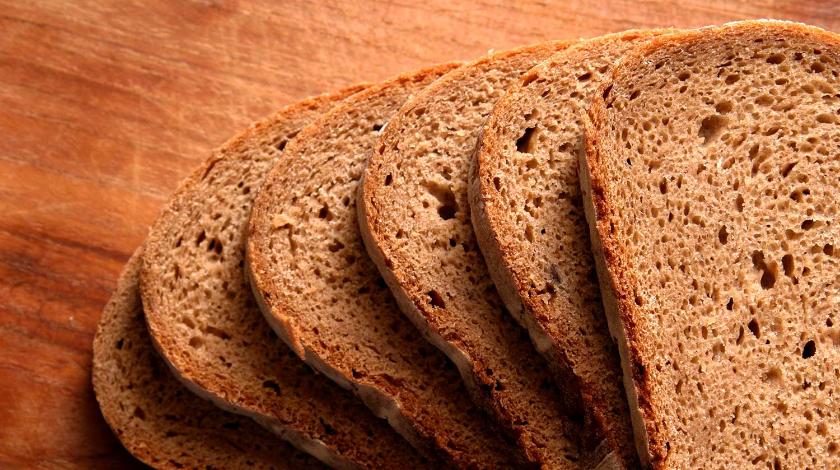 Зачерствевший хлеб сделать мягким. Мягкий хлеб - черствый хлеб. Как черствый хлеб сделать мягким в микроволновке. Черствый хлеб. Высказывания о хлебе.