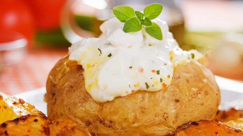 Быстрый рецепт картофеля в сметане: как приготовить гарнир в микроволновке