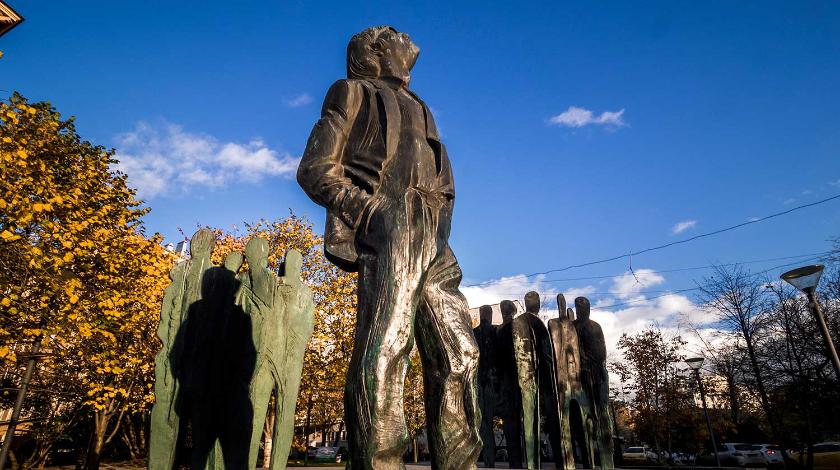 Фото без трусов в лесу