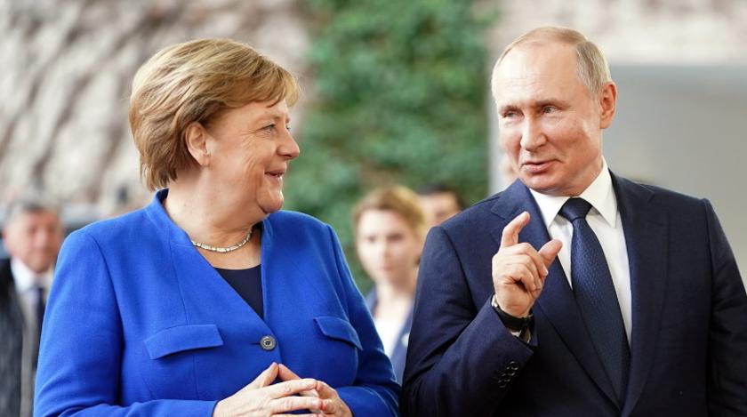 "Не по злобе": как Меркель попала в неловкую ситуацию из-за собаки Путина