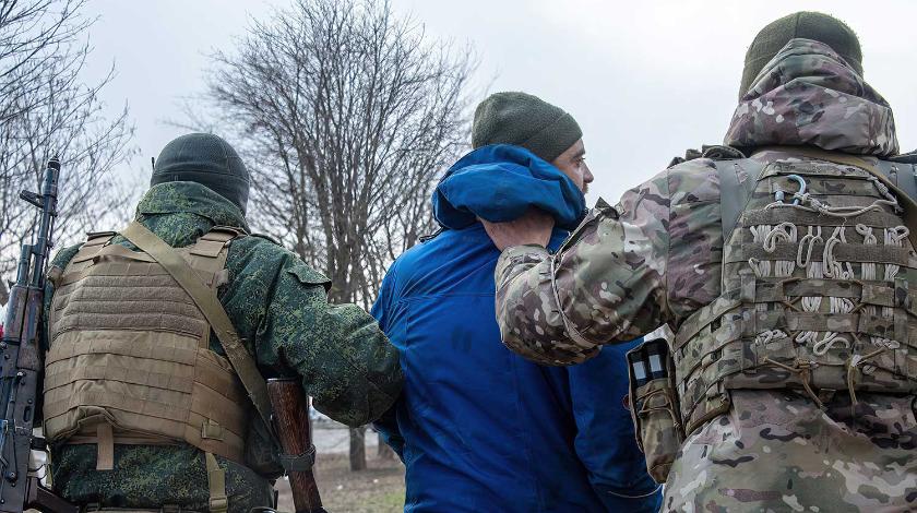 Позорное бегство: украинских военных в Мариуполе ловят в платьях