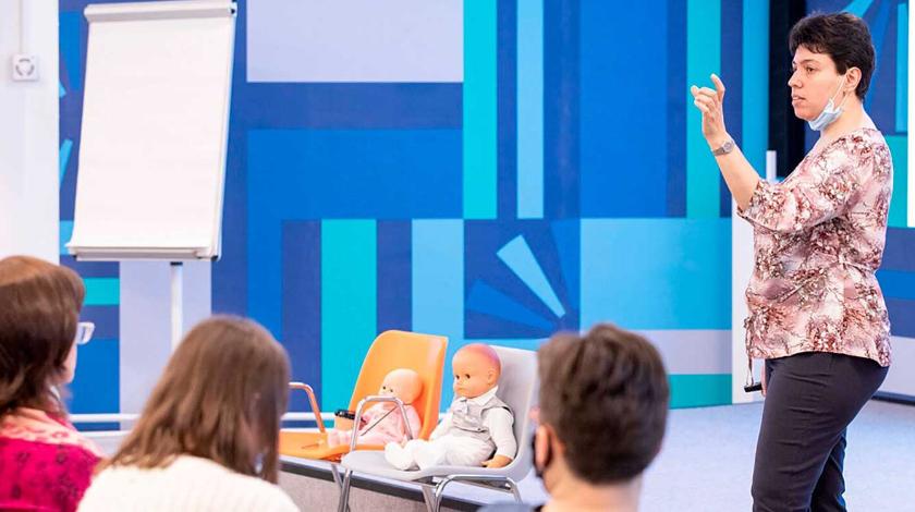 Москвичей приглашают на новый курс подготовки в школе нянь