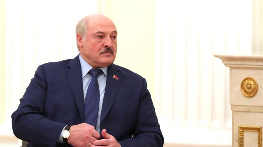 До крови: Лукашенко ударили по лицу - видео